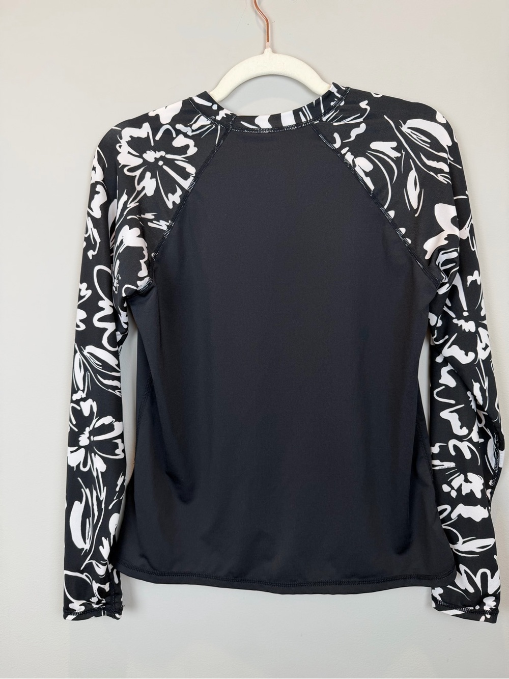 Hurley UPF 50+ Black & White Floral Long Sleeve Rash Guard M - Picture 3 of 5
